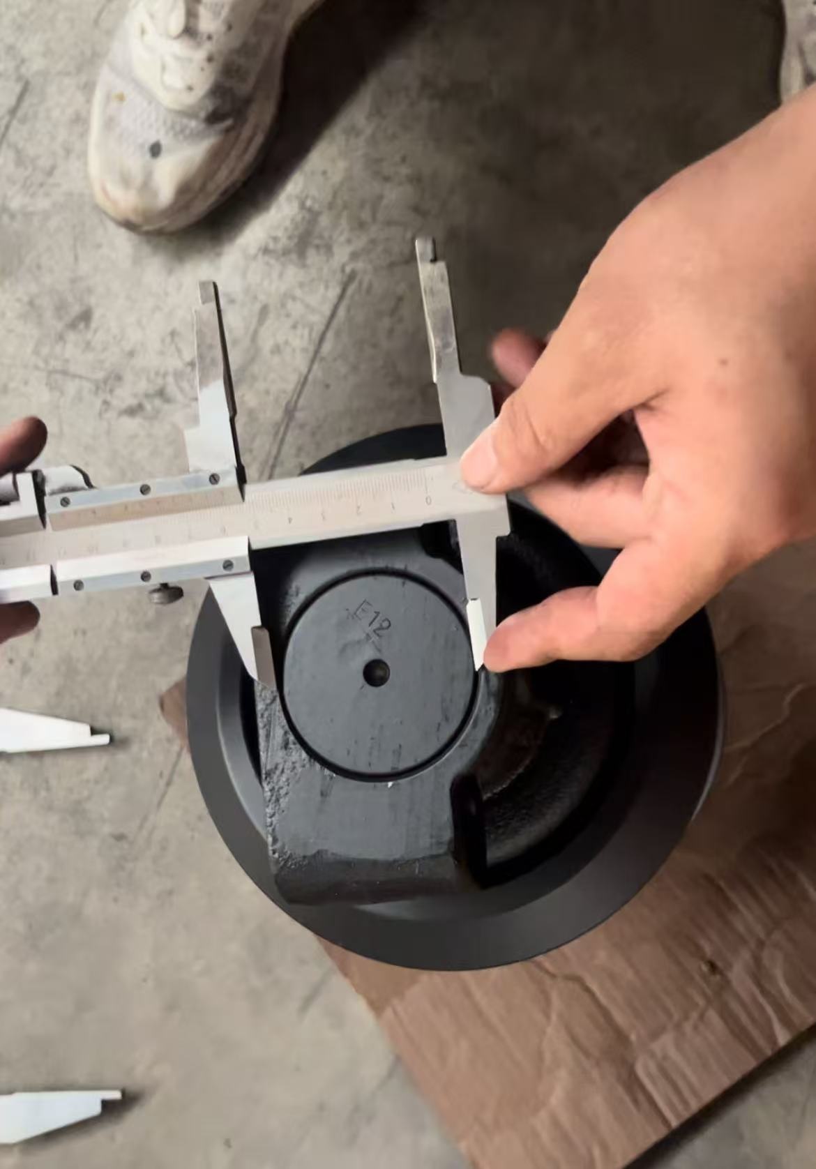 Track roller shaft diameter measure